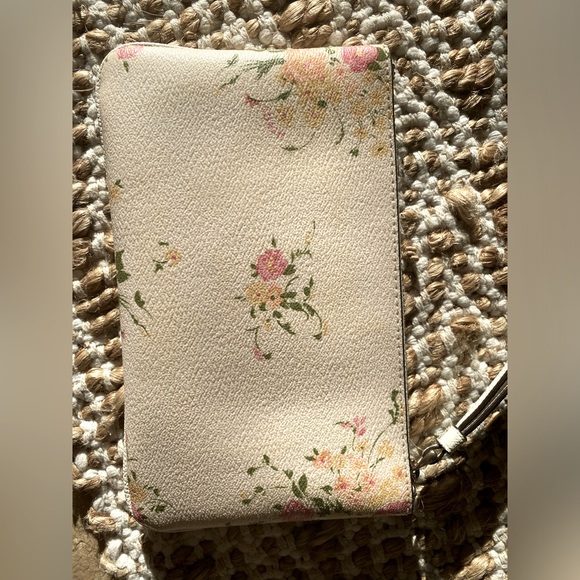 Large Floral Coach Wristlet never used - Picture 4 of 5